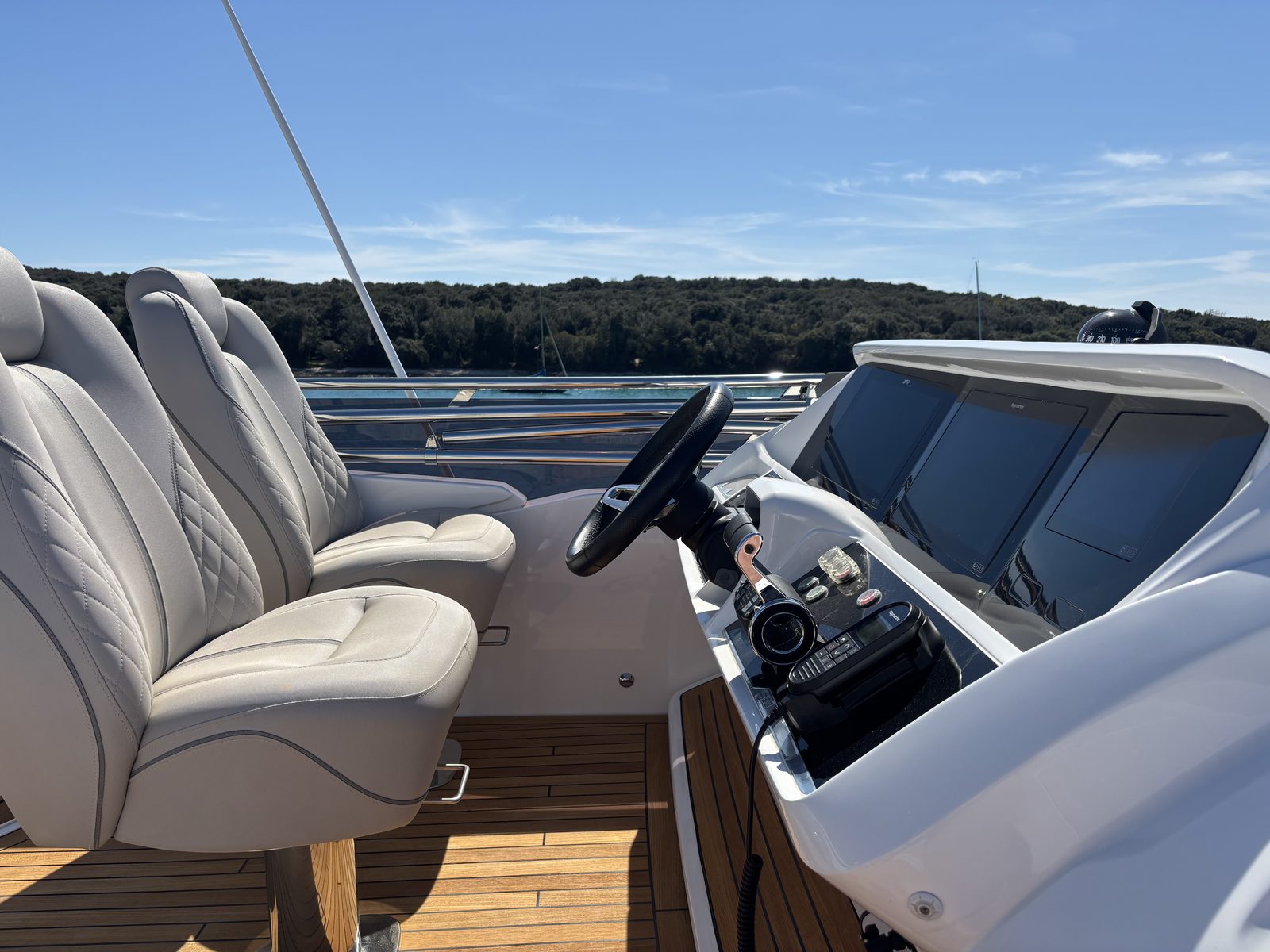 Sportbridge helm with twin seats and multi-screen navigation